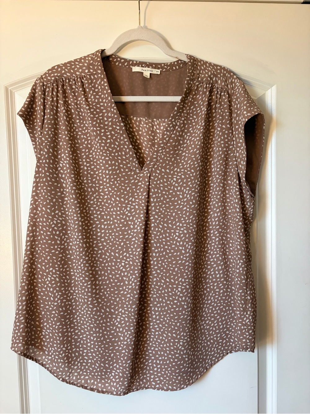fun 2 fun Taupe & White Abstract Print Sleeveless V-Neck Blouse